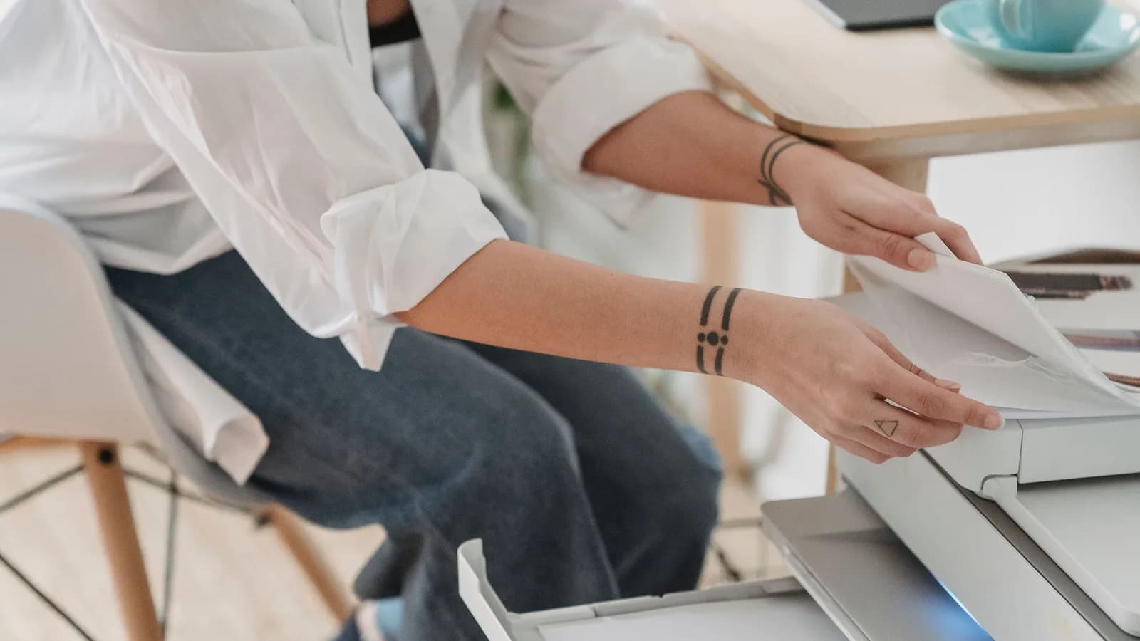 Imprimante HP DeskJet 2700 : Wi-Fi, cartouches 305, scanner et codes erreur