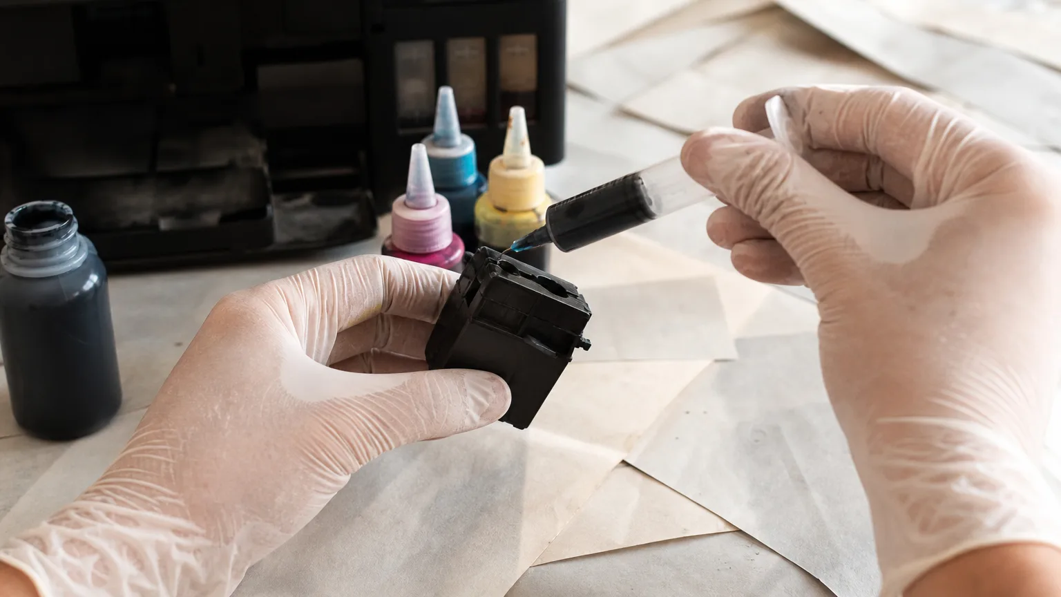 Recharger une cartouche d'imprimante soi-même : kit, bar à encre ou rachat ?